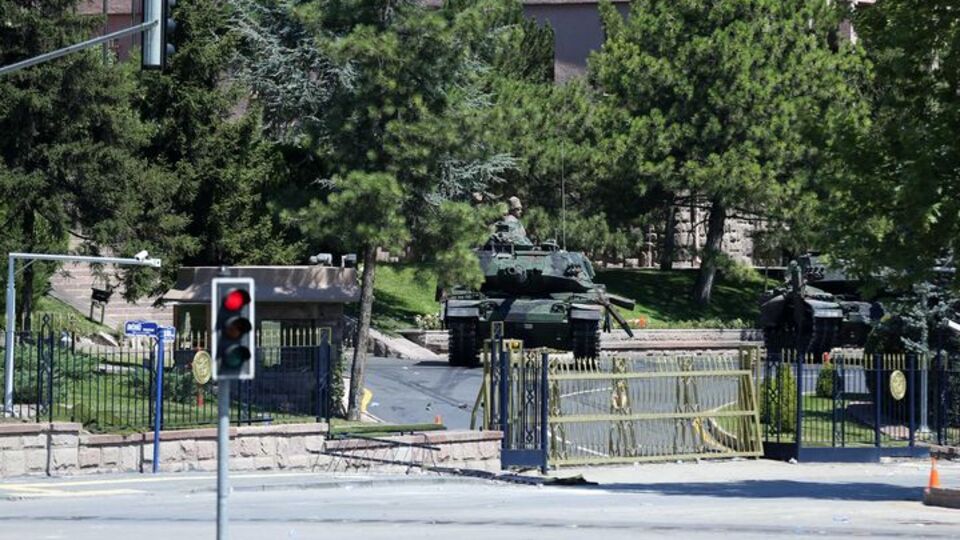 Genelkurmay bahçesinden çıkan tank ateş açtı