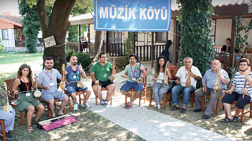 Dere kenarında müzik keyfi