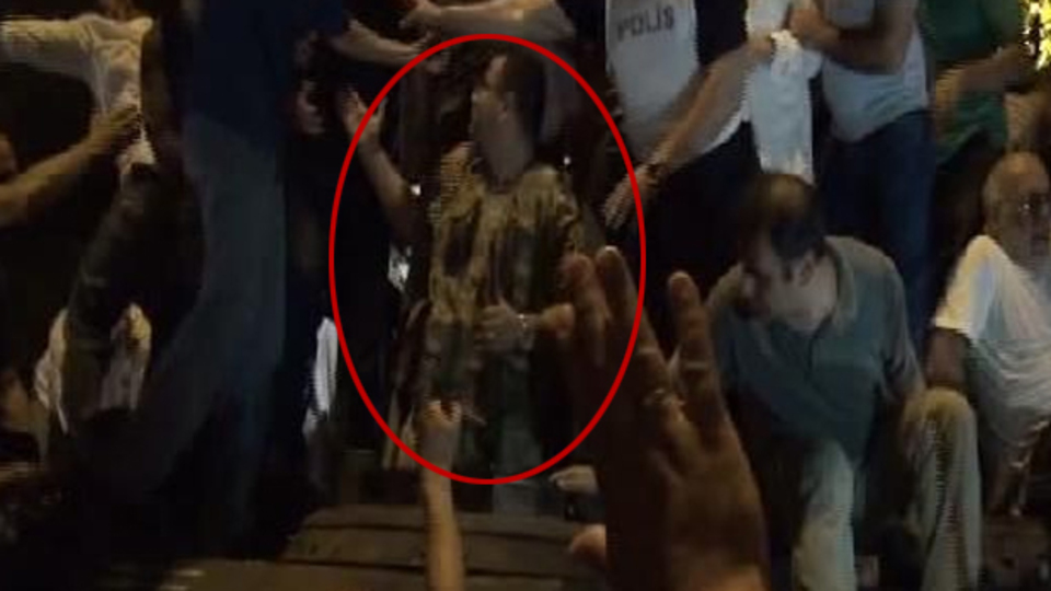 Eski emniyet müdürü askeri kamuflajla tank içinden çıktı!