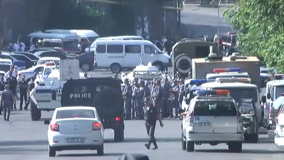 Ermenistan'da polis karakoluna silahlı baskın!