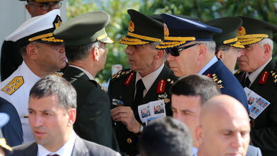 Paşalar kafa kafaya!