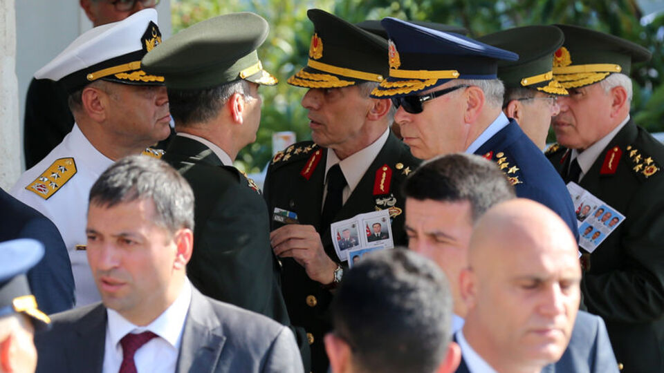 Paşalar kafa kafaya!