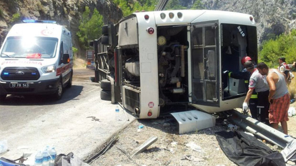 Tur otobüsü devrildi! Ölü ve yaralılar var