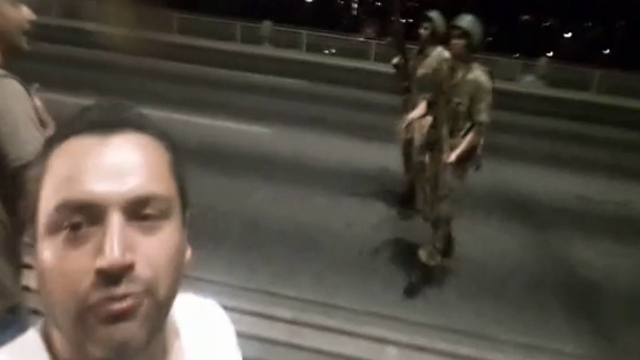 "Komutan askerlere silah doğrultup sıkın" diye bağırıyordu