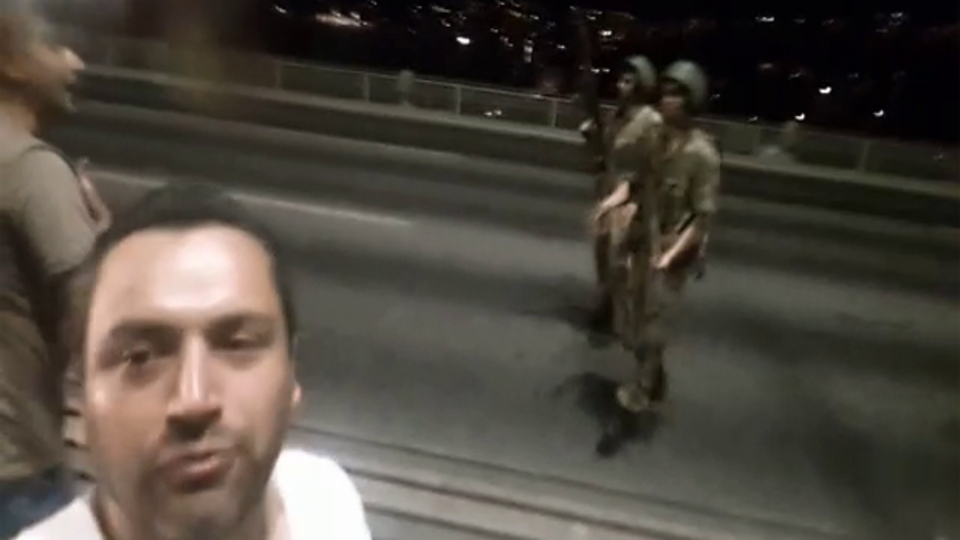 "Komutan askerlere silah doğrultup sıkın" diye bağırıyordu