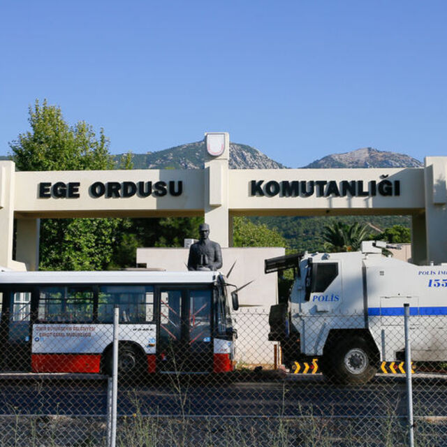 Ege Ordu Komutanlığı'na polis operasyonu