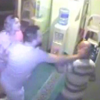 Sala okuyan müezzine saldırdılar