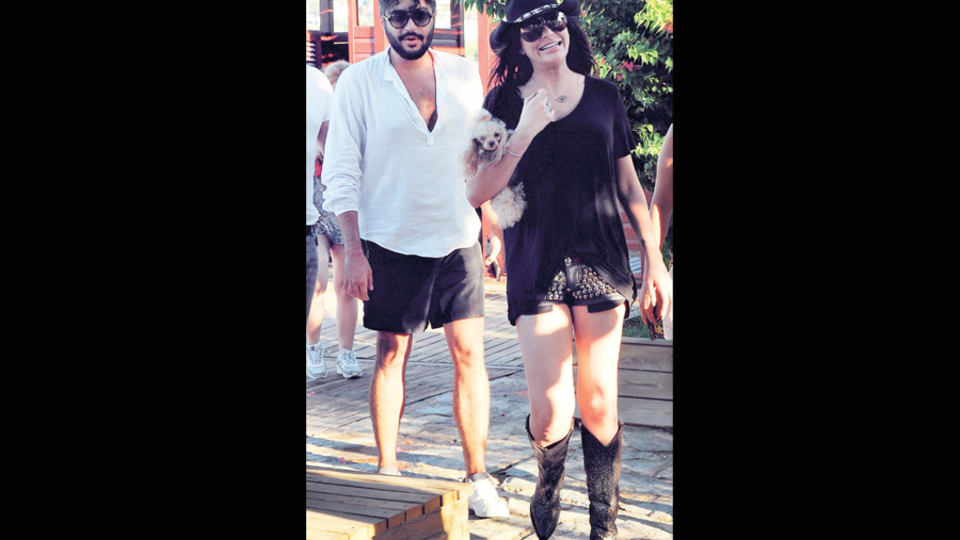 Yaz günü çizme giydi