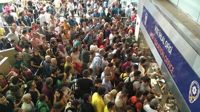 Yeşil ve gri pasaport için kırmızı alarm