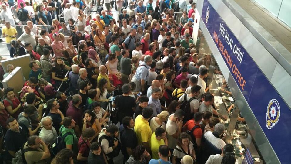 Yeşil ve gri pasaport için kırmızı alarm