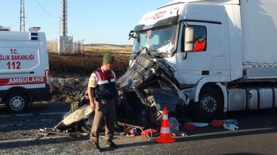 İki TIR arasında sıkışan otomobildeki 5 kişi öldü