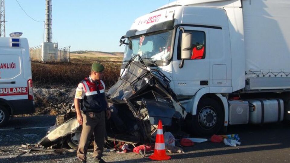 İki TIR arasında sıkışan otomobildeki 5 kişi öldü