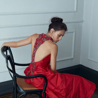 Modellere taş çıkardı