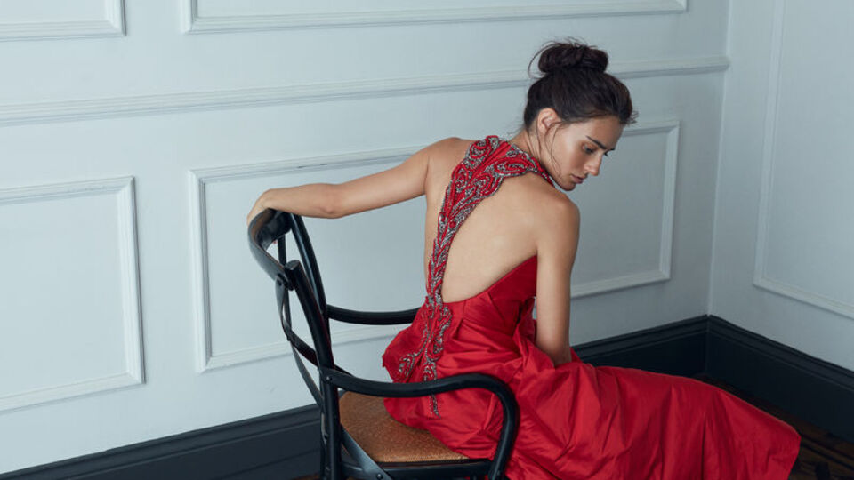 Modellere taş çıkardı