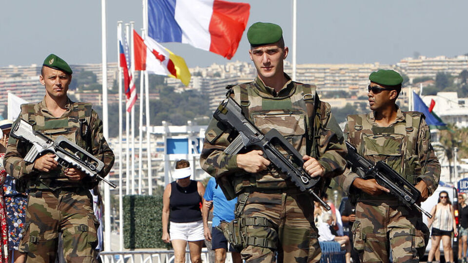 Fransa'da OHAL 6 ay daha uzatılıyor