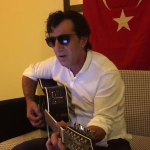 Erol Olçak ve oğlu için şarkı yazdı