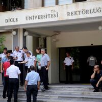 Açığa alınan rektörlerden üçü gözaltında