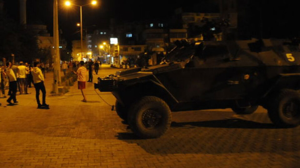 Polislerin cep telefonlarını kesmeye çalışmışlar