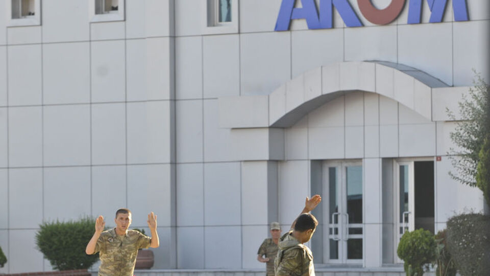 Rütbeli darbeciye galoş giydirdi