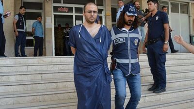 Tutuklandı, ameliyat önlüğüyle gitti!