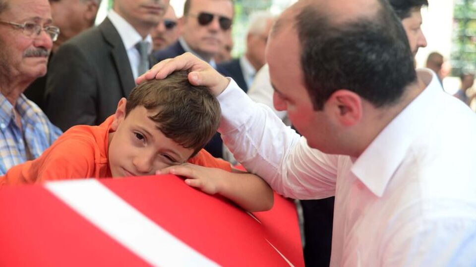 "Abi bu telefonun sahibi çok yiğit bir abiydi, az önce vuruldu"