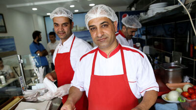 Havalimanına giden tankları, egzoz deliklerine giysilerini tıkayarak durdurdu