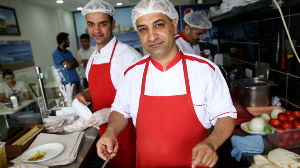 Havalimanına giden tankları, egzoz deliklerine giysilerini tıkayarak durdurdu