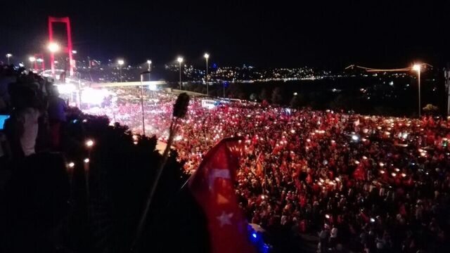 Binlerce vatandaştan Boğaziçi Köprüsü'nde darbe protestosu!