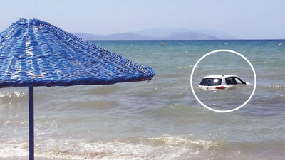 84'lük dede otomobille plaja daldı!