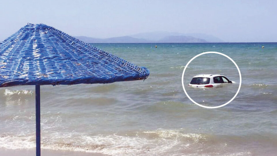 84'lük dede otomobille plaja daldı!