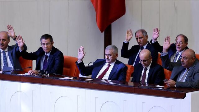 Hükümetin ilk KHK'sı kamuda temizlikle ilgili!