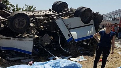 Manisa'da hemzemin geçitte korkunç kaza