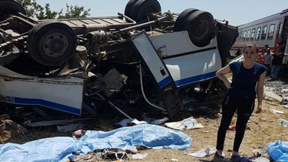 Manisa'da hemzemin geçitte korkunç kaza