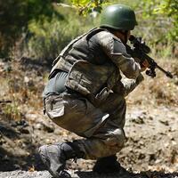 Firari askerleri 300 komando arıyor