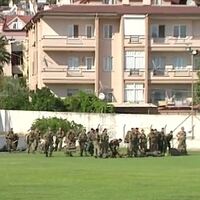 Darbeci askerler için komandolar sevk edildi