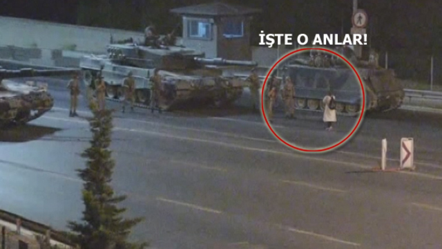 Köprüdeki cesur kadın darbeci askerlerin karşısına tek başına dikildi!
