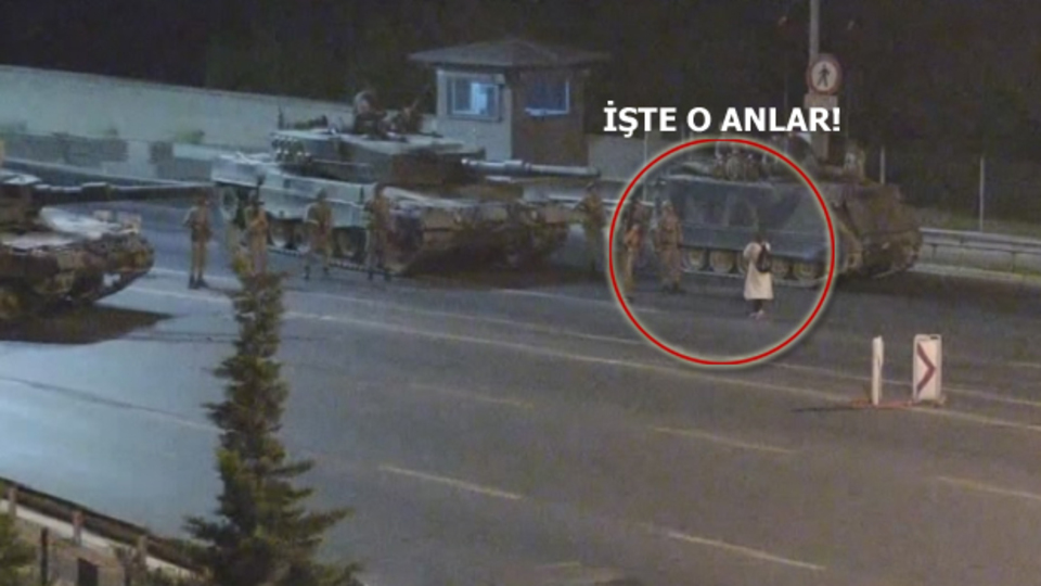 Köprüdeki cesur kadın darbeci askerlerin karşısına tek başına dikildi!