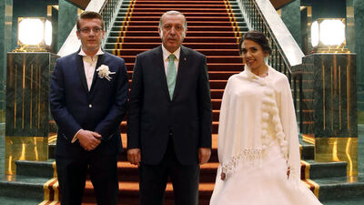 Gelin ve damat demokrasi nöbetine katıldı! Erdoğan bilezik taktı