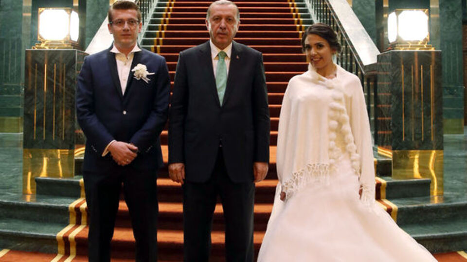 Gelin ve damat demokrasi nöbetine katıldı! Erdoğan bilezik taktı