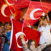 'Atatürk posteri ve Türk bayrağı ile gelin'