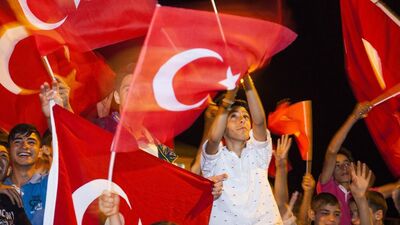 'Atatürk posteri ve Türk bayrağı ile gelin'