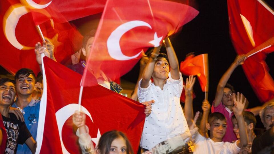 'Atatürk posteri ve Türk bayrağı ile gelin'