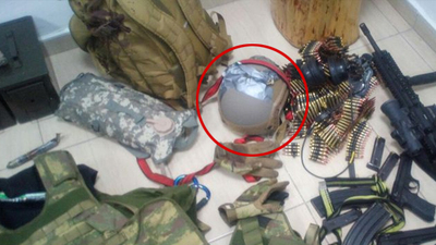 Fotoğrafta dikkat çeken ayrıntı! Darbeci askerler bunu da yapmış