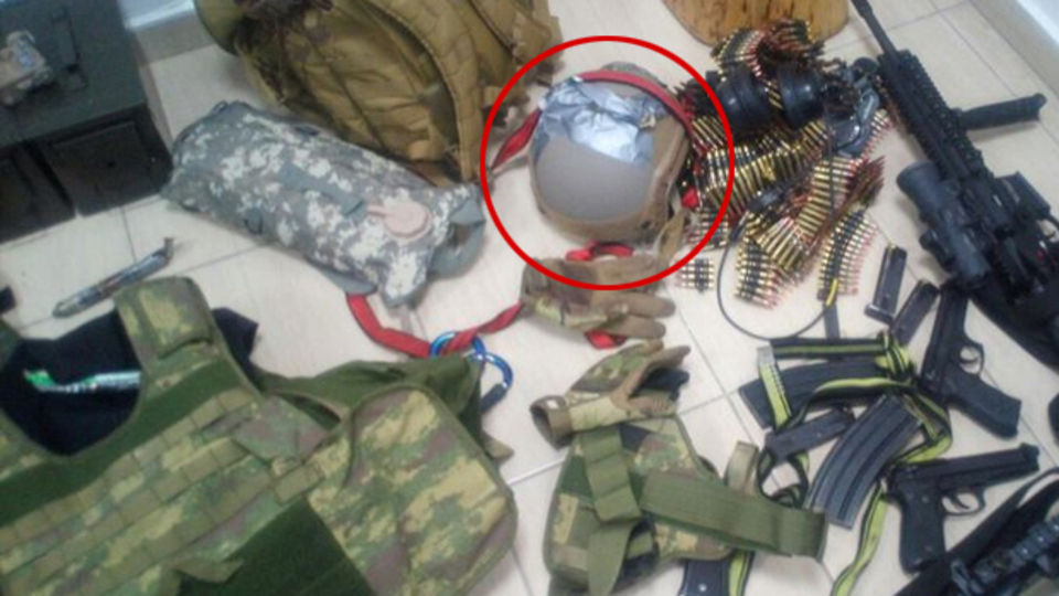 Fotoğrafta dikkat çeken ayrıntı! Darbeci askerler bunu da yapmış