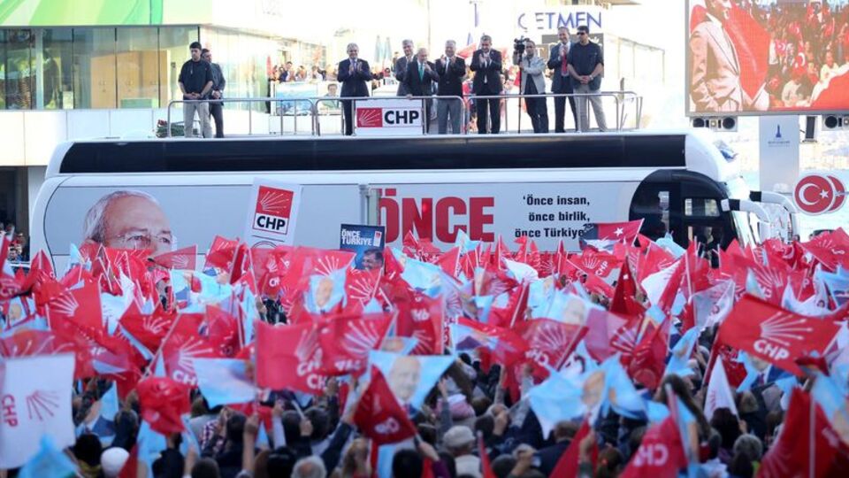 CHP mitinginde Ak Parti ile el ele
