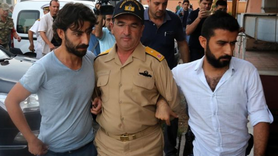 4 saat direndi, 200 polis operasyon yapacakken tıraş olup teslim oldu