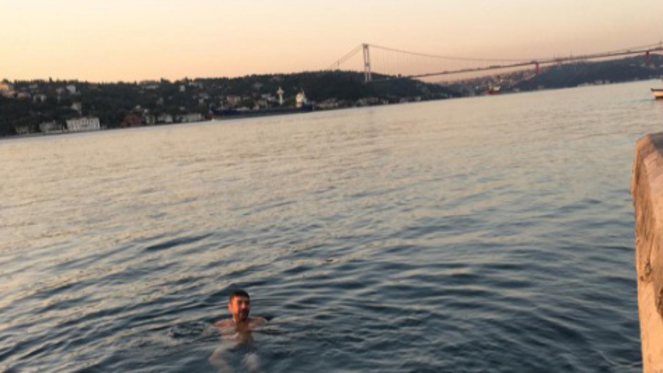 Ünlü oyuncu kendini Boğaz'a attı