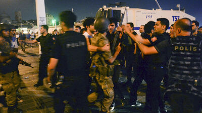 İstanbul üzerinde uçan darbeci F-16 pilotları tutuklandı