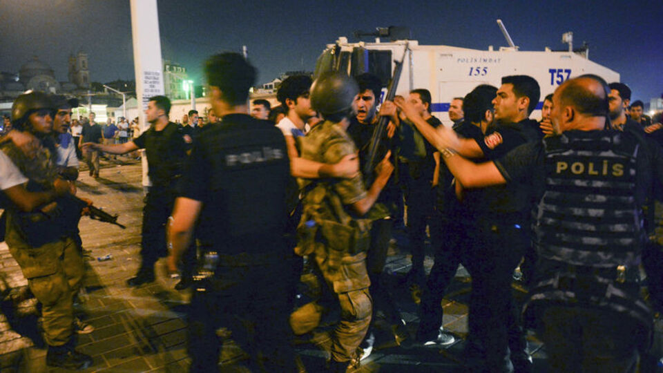 İstanbul üzerinde uçan darbeci F-16 pilotları tutuklandı