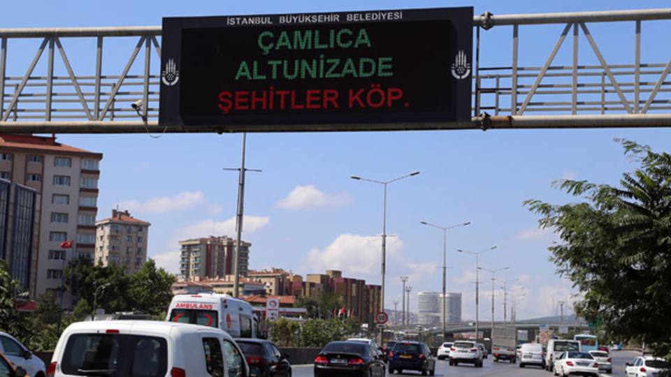 "15 Temmuz Şehitler Köprüsü" yazısı trafik panolarına yansıtıldı